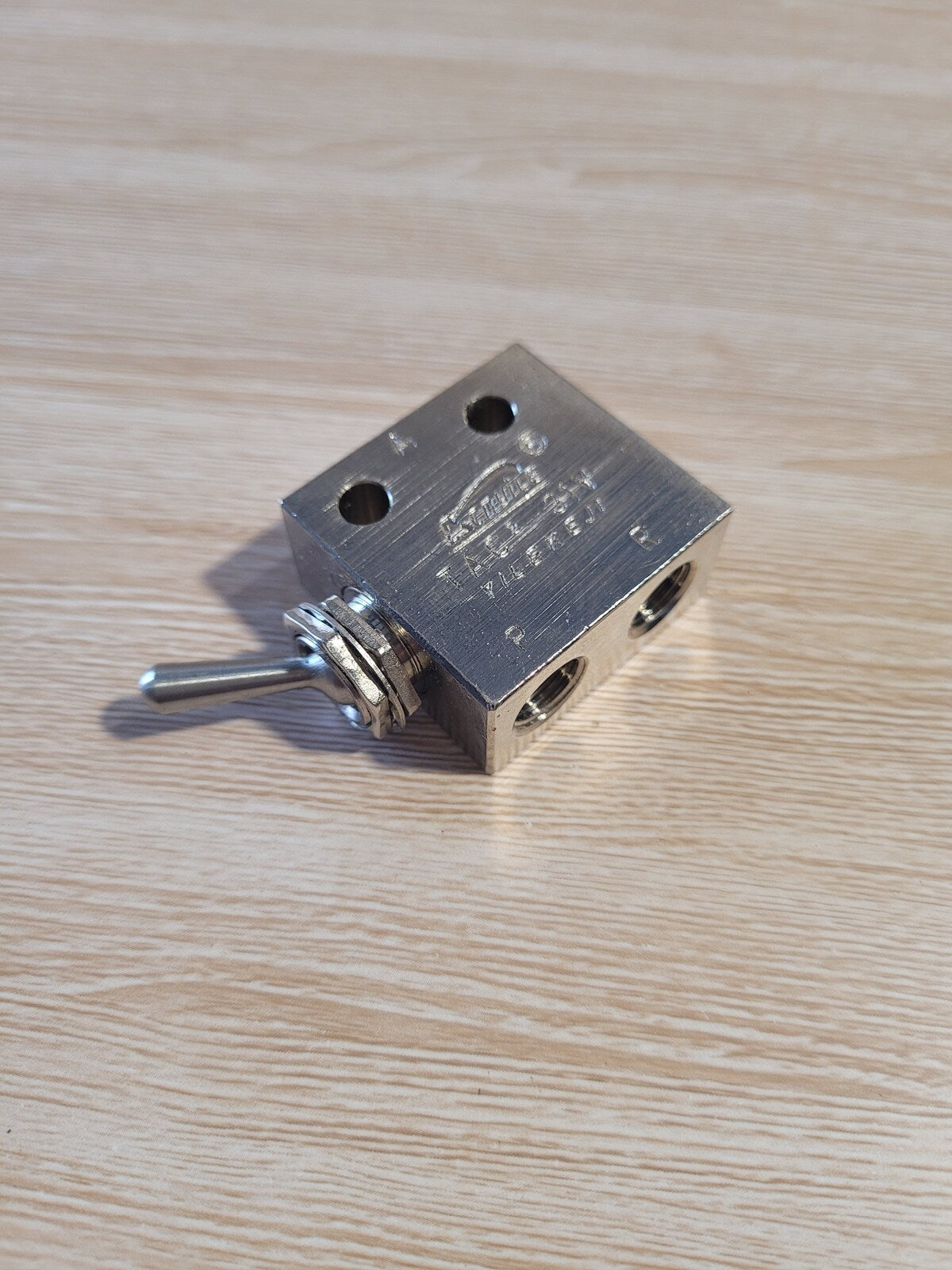 3 port 2 way Air Toggle Switch