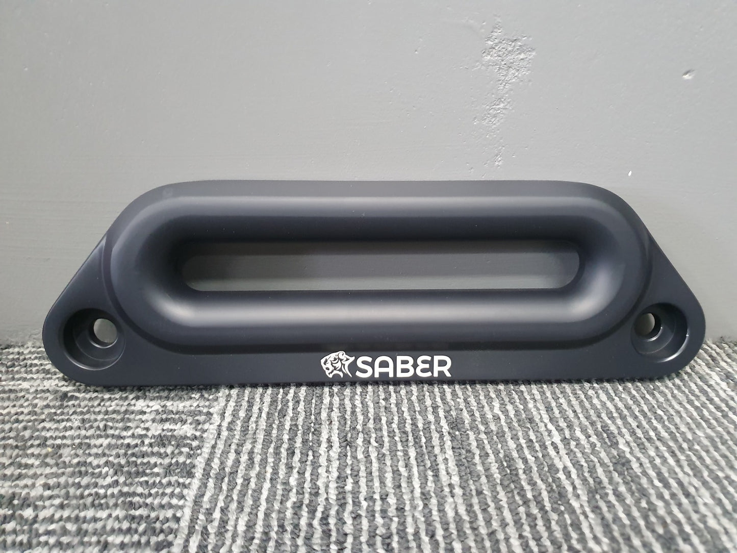 SABER OFFROAD 6061 ALUMINIUM OFFSET FAIRLEAD – CERAKOTE BLACK